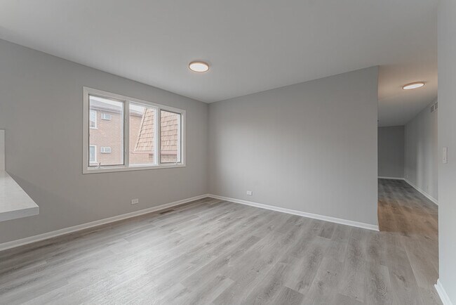 Building Photo - 11111 S Helena Dr