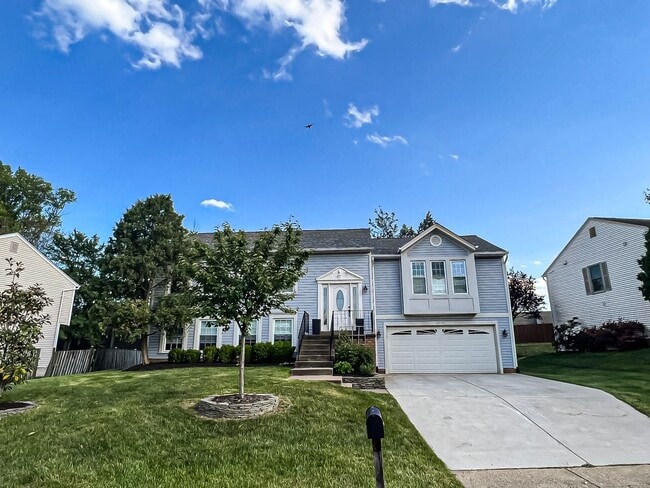 Building Photo - Magnificent 5 Bed 3 Bath Colonial Home Sit...