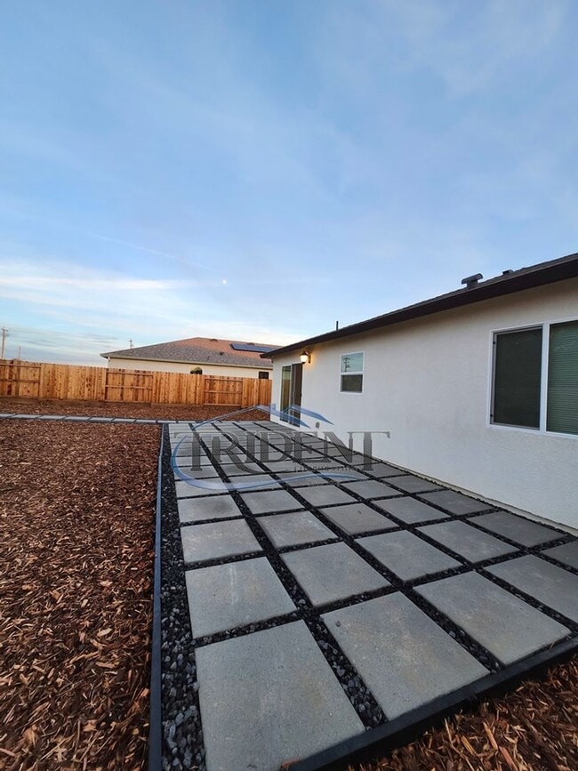 Building Photo - NEWER SOLAR HOME! This is a 3 bedroom, 2 bath house