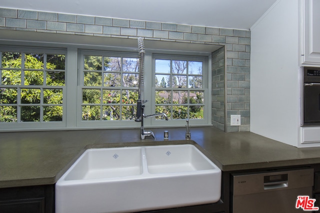 Building Photo - 271 Loring Ave