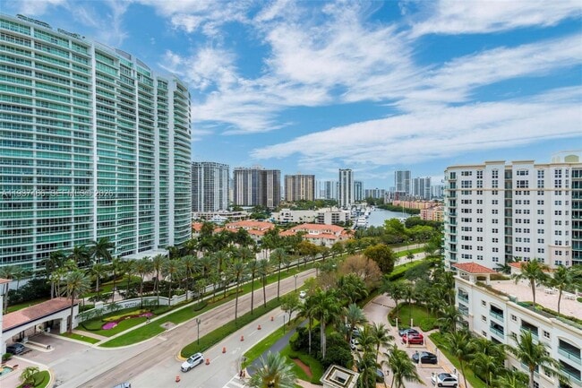 Building Photo - 20000 E Country Club Dr