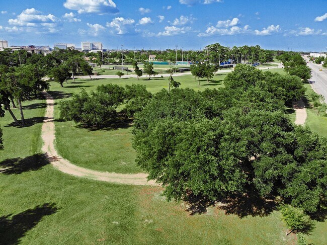 Building Photo - University Oaks – Modern Luxury Living in the Heart of Houston