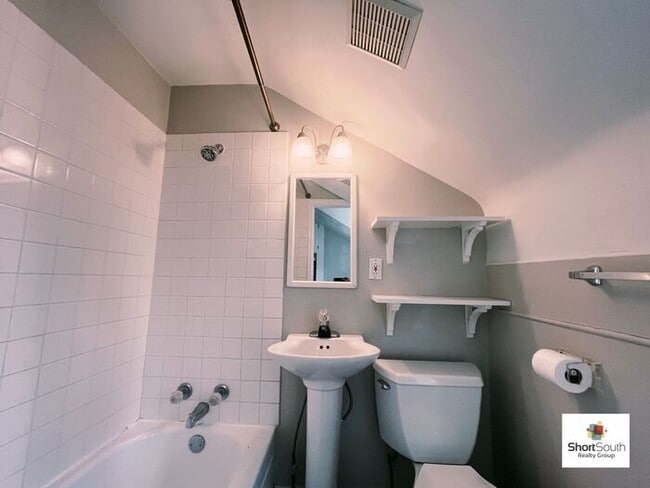 Building Photo - Updated Heritage Hill 2 bed 1 bath upper a...
