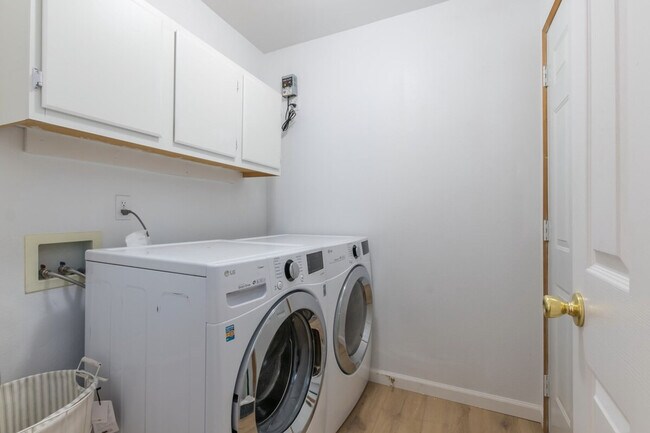 Building Photo - 226 Paradise Dr