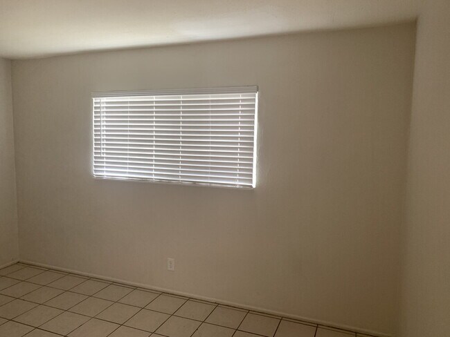Building Photo - Quaint Complex Near Downtown Palm Springs