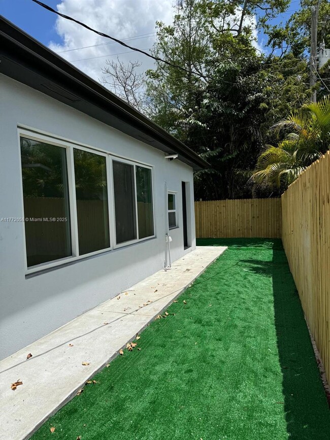 Building Photo - 4028 SW 49th Ct
