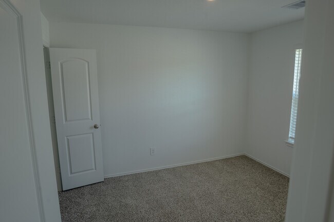 Building Photo - 5746 Hampton Vly Dr