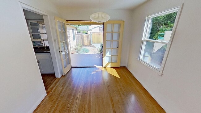 Building Photo - Desirable 3 Bedroom, 2 Bathroom house in S...