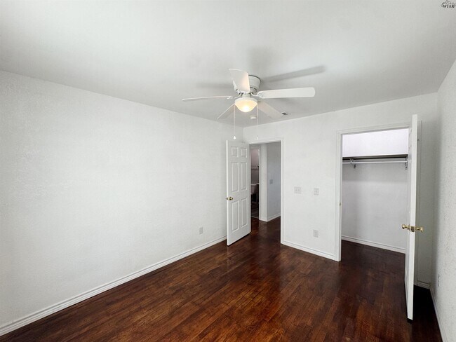 Building Photo - 406 2nd St