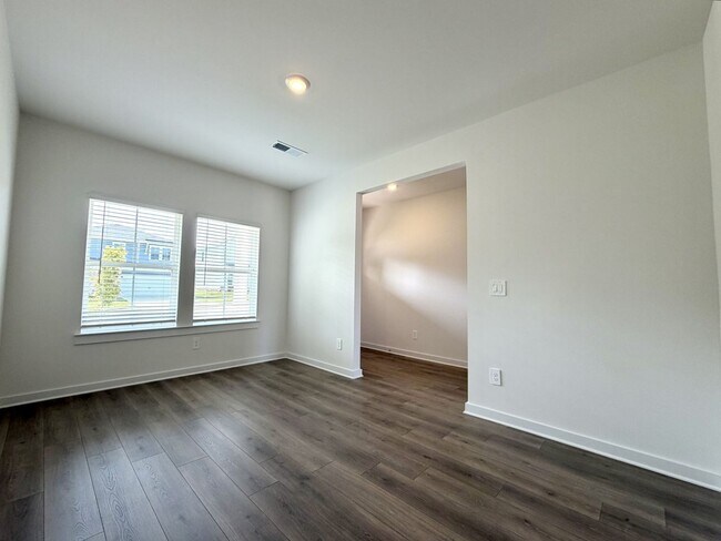 Building Photo - 2372 Meadowwood Dr