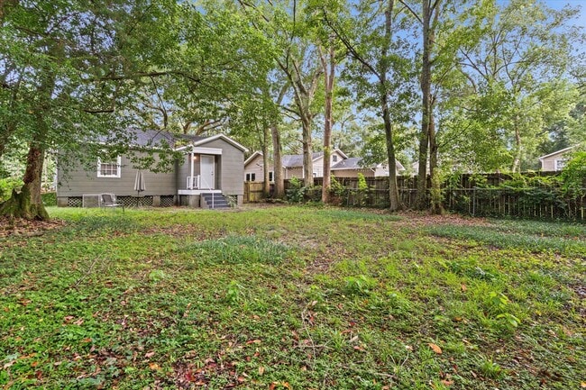 Building Photo - CHARMING MIDTOWN COTTAGE with Updated Kitchen