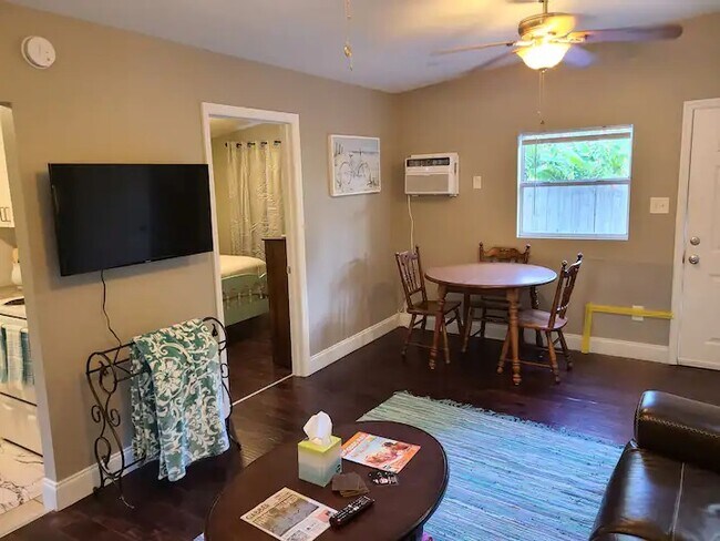 LED TV, 4 person table - 3050 York St S