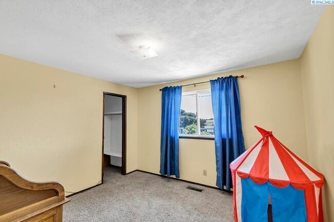 Building Photo - 141 S Travis Ln