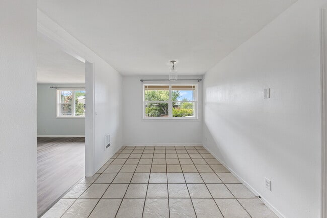 Building Photo - Charming 3 bedroom home with large yard!