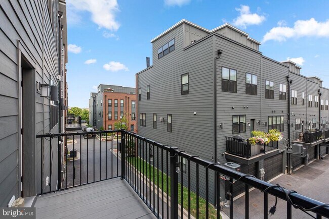 Building Photo - 921 Grundy St