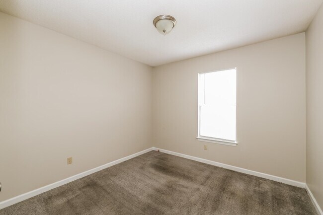 Building Photo - 7816 Lake Cross Dr E