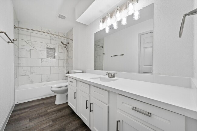 Building Photo - 1714 Huge Oaks St