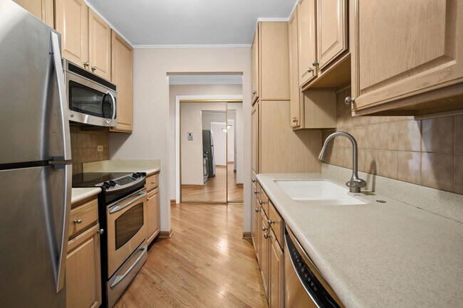 Building Photo - 400 Ascot Dr
