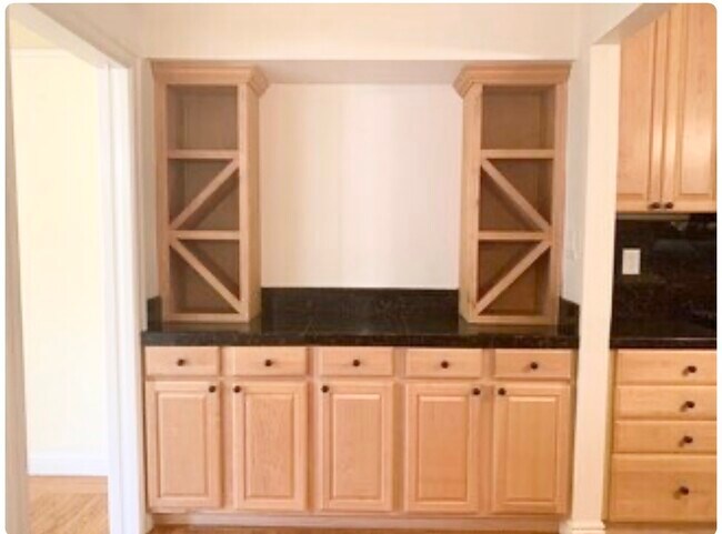built in wine rack & storage - 2814 Baker St