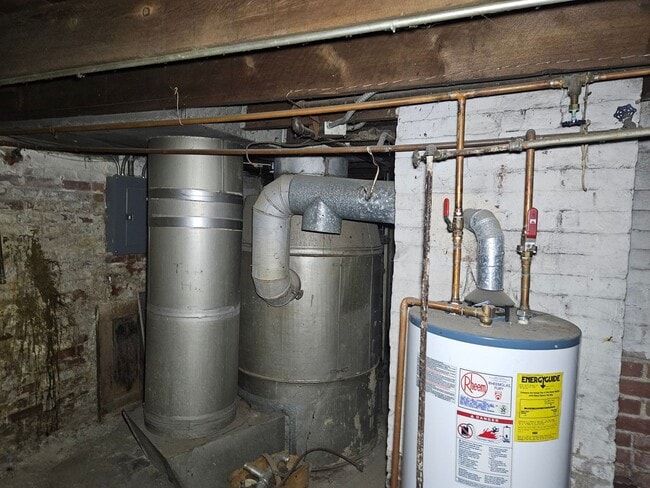 Building Photo - 2424 Broadway St