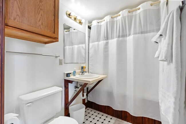 Building Photo - 402 W Dayton St