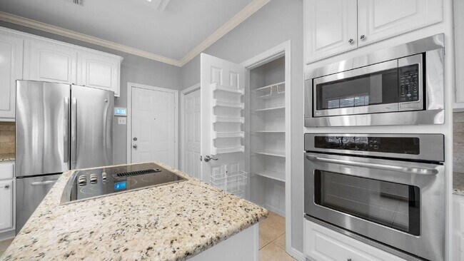 Building Photo - Welcome home to Alden Bridge, where comfort meets The Woodlands lifestyle!