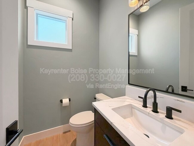 Building Photo - 819 N Danville Ave