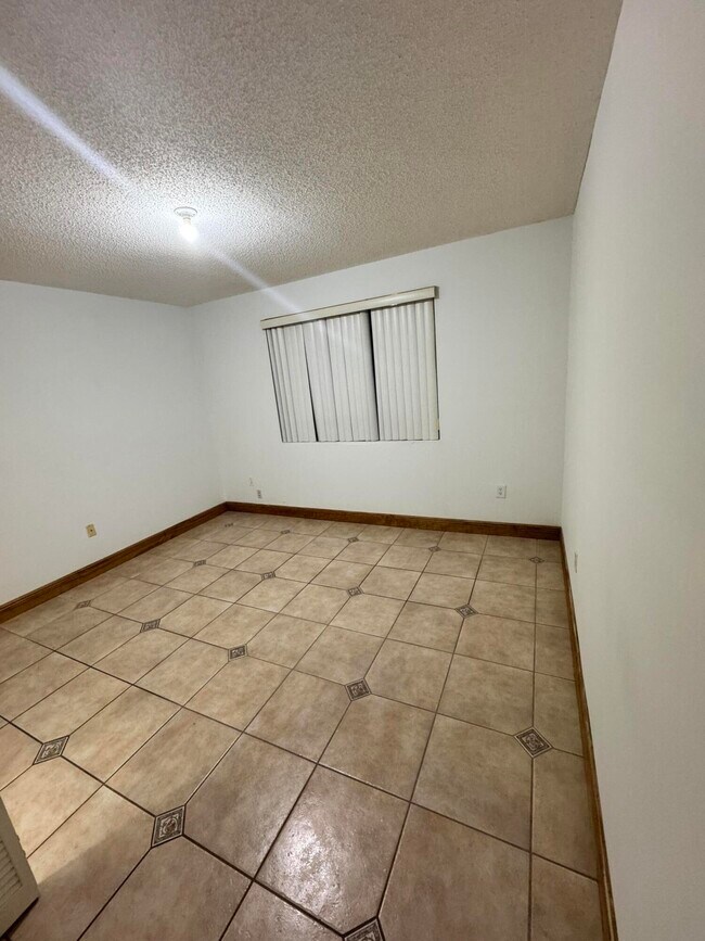 Building Photo - 9189 Fontainebleau Blvd