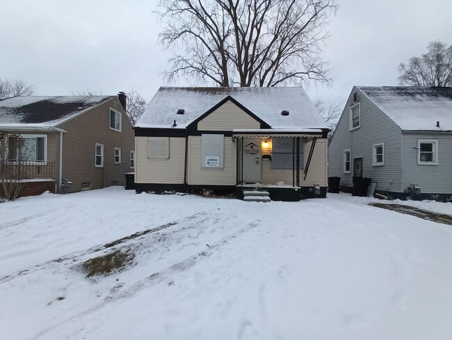 Primary Photo - 3 bedroom 1 bath bungalow now available! -...