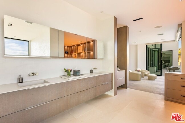 Building Photo - 9405 Sierra Mar Pl