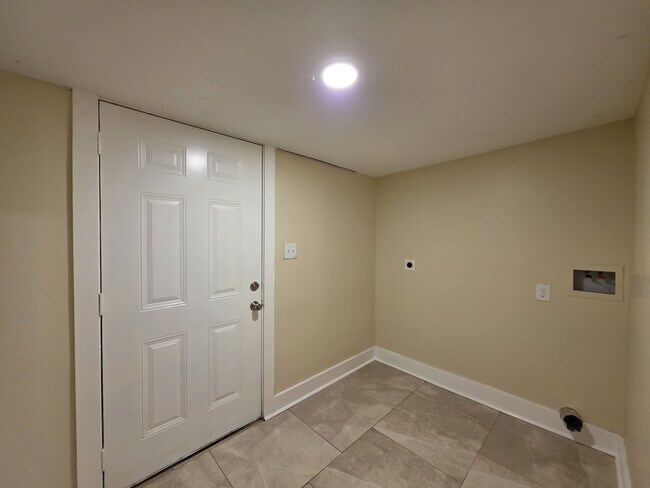 Building Photo - 522 E Davilla Ave