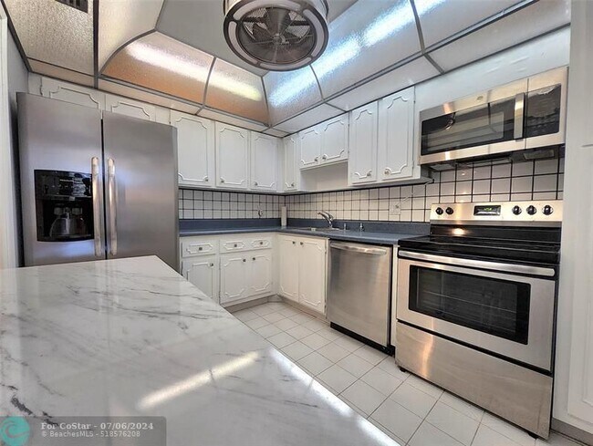 Building Photo - 3090 N Course Dr