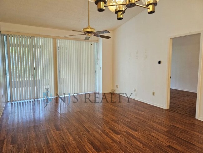 Building Photo - 2/2 Townhome with HUGE Living Room, Commun...