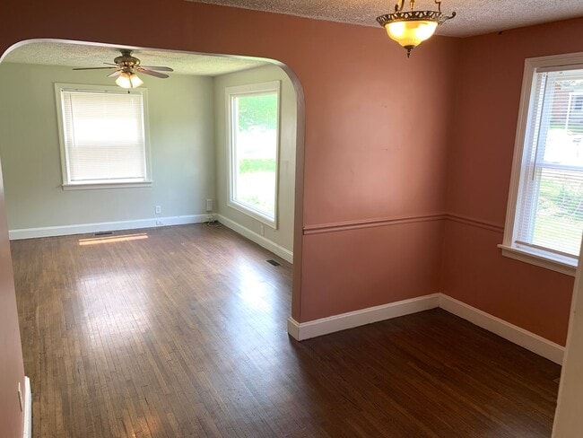 Building Photo - The Cutest Cottage in Inglewood!   2 Bedro...