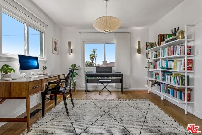 Building Photo - 5646 S Sherbourne Dr