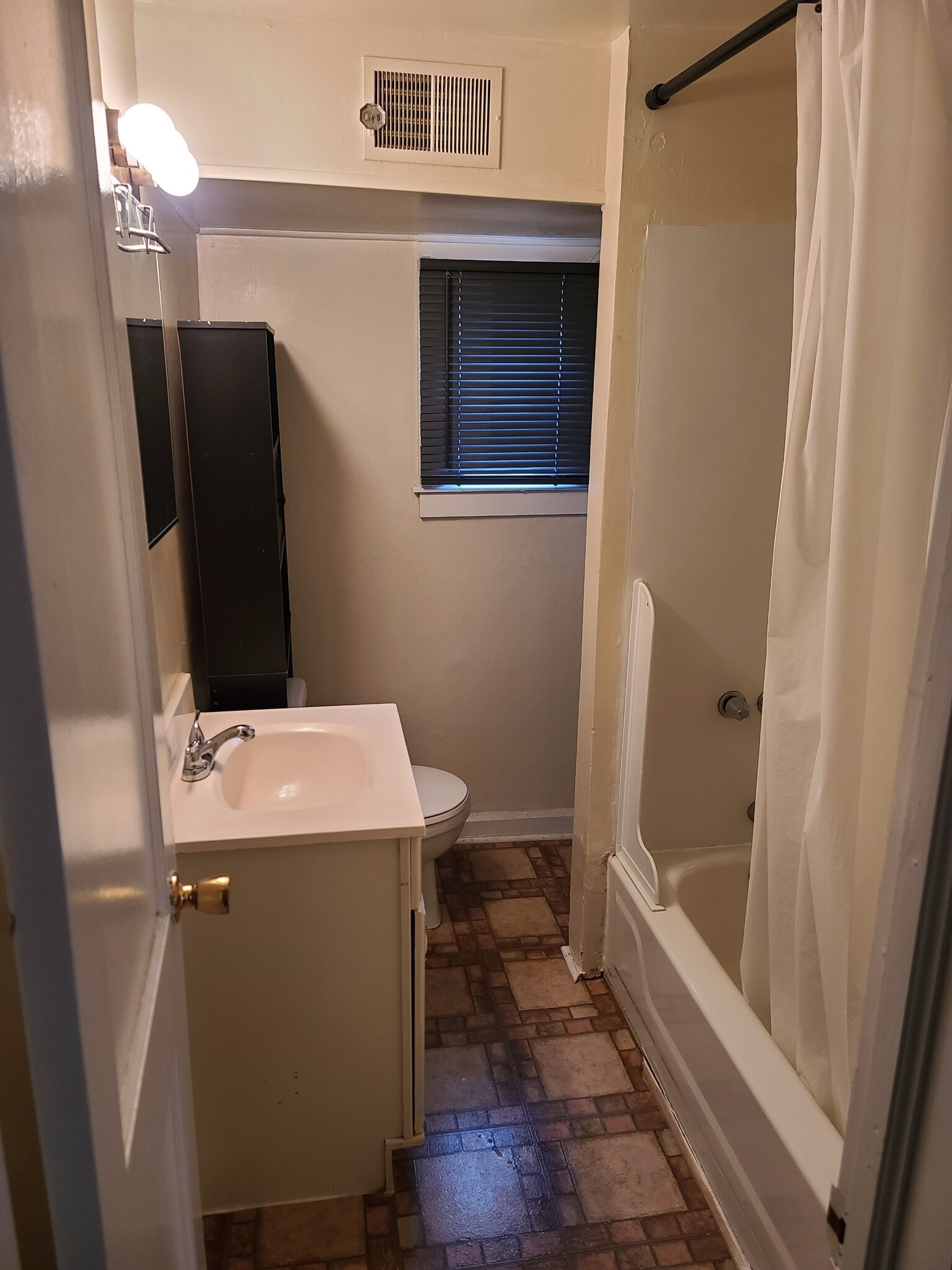 Full bathroom - 48 W Wilson St