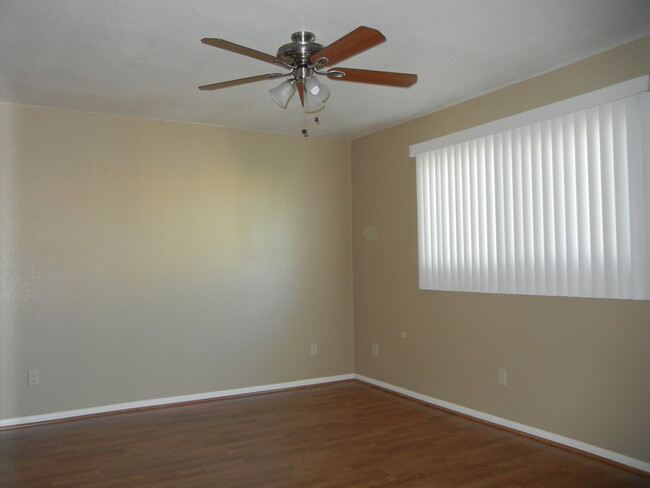 Building Photo - Beautiful remodeled 1 bedroom 1 bath apart...