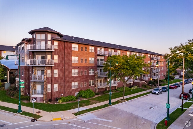 Building Photo - Six Points Apts