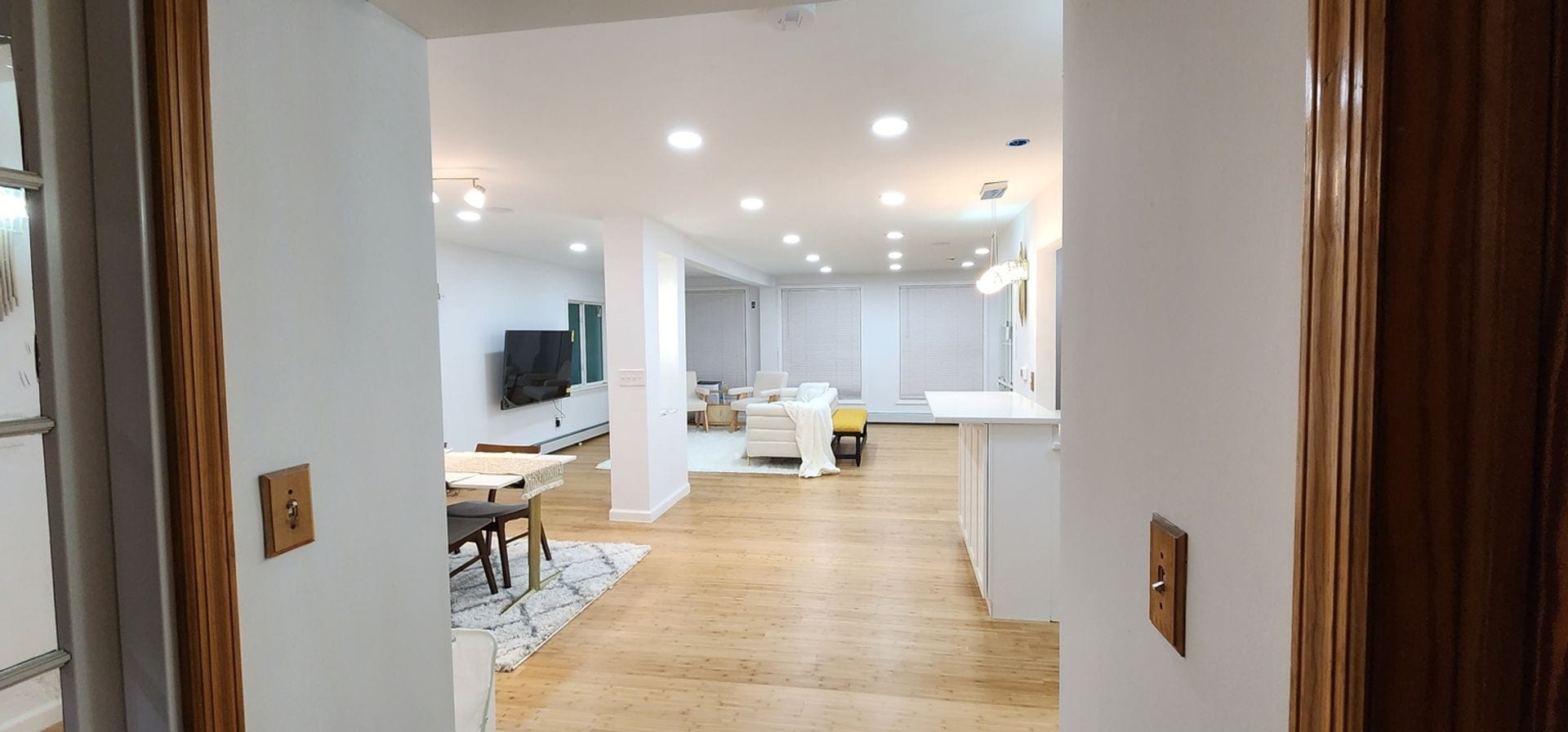 Building Photo - 150 E Walnut St