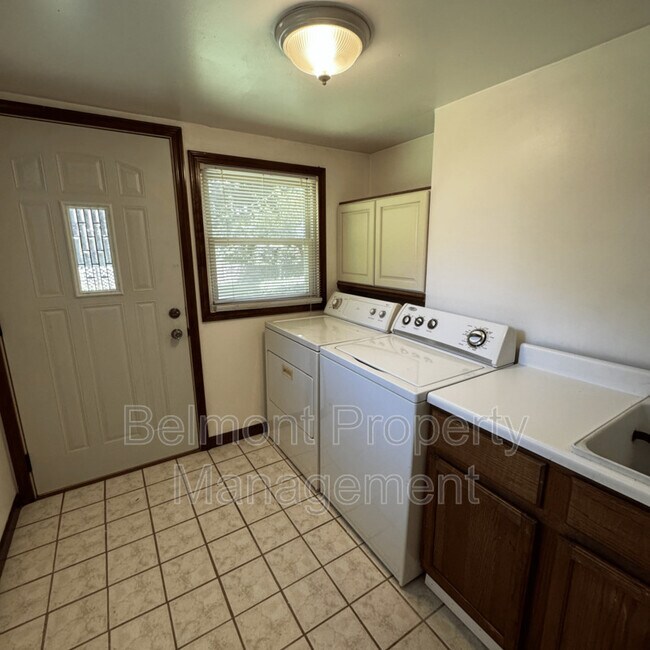 Building Photo - 23960 Willowbrook Dr