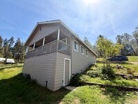Building Photo - Updated 2 Bedroom 1 Bathroom in Grass Valley