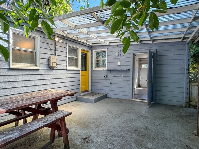 Building Photo - Wonderful Wedgwood Location! 2bd/2bth home...