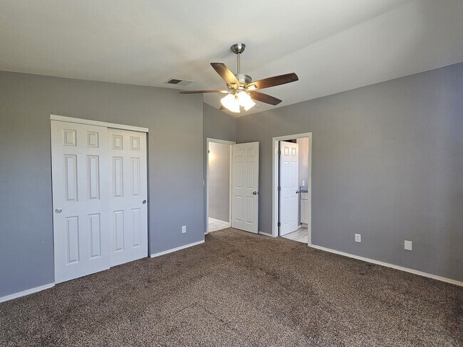 Building Photo - 5861 N Moonbrook Rd