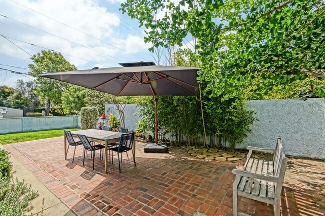 Building Photo - CHARMING & AIRY HOME W/ SPACIOUS FENCED YARD & LARGE 2-CAR GARAGE CLOSE TO SCHOOLS, SHOPPING & MI...