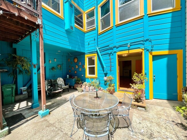Building Photo - 1BR/1BA Garden Apartment! Laundry! Storage...