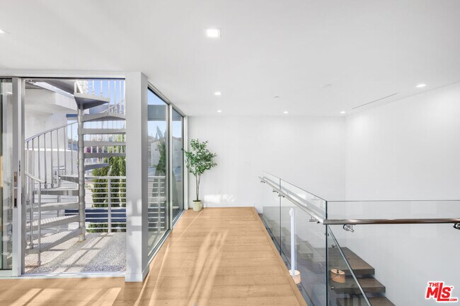 Building Photo - 6410 Lindenhurst Ave