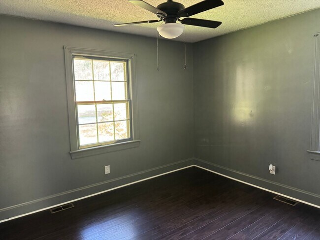 Building Photo - Freshly Painted 3 Bedroom Ranch