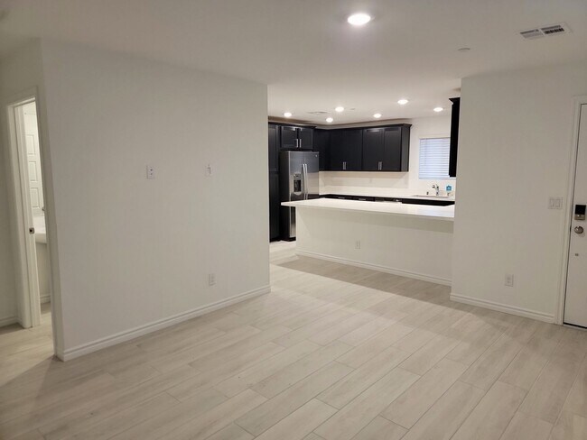 Building Photo - Stunning  4 Bedroom Townhome
