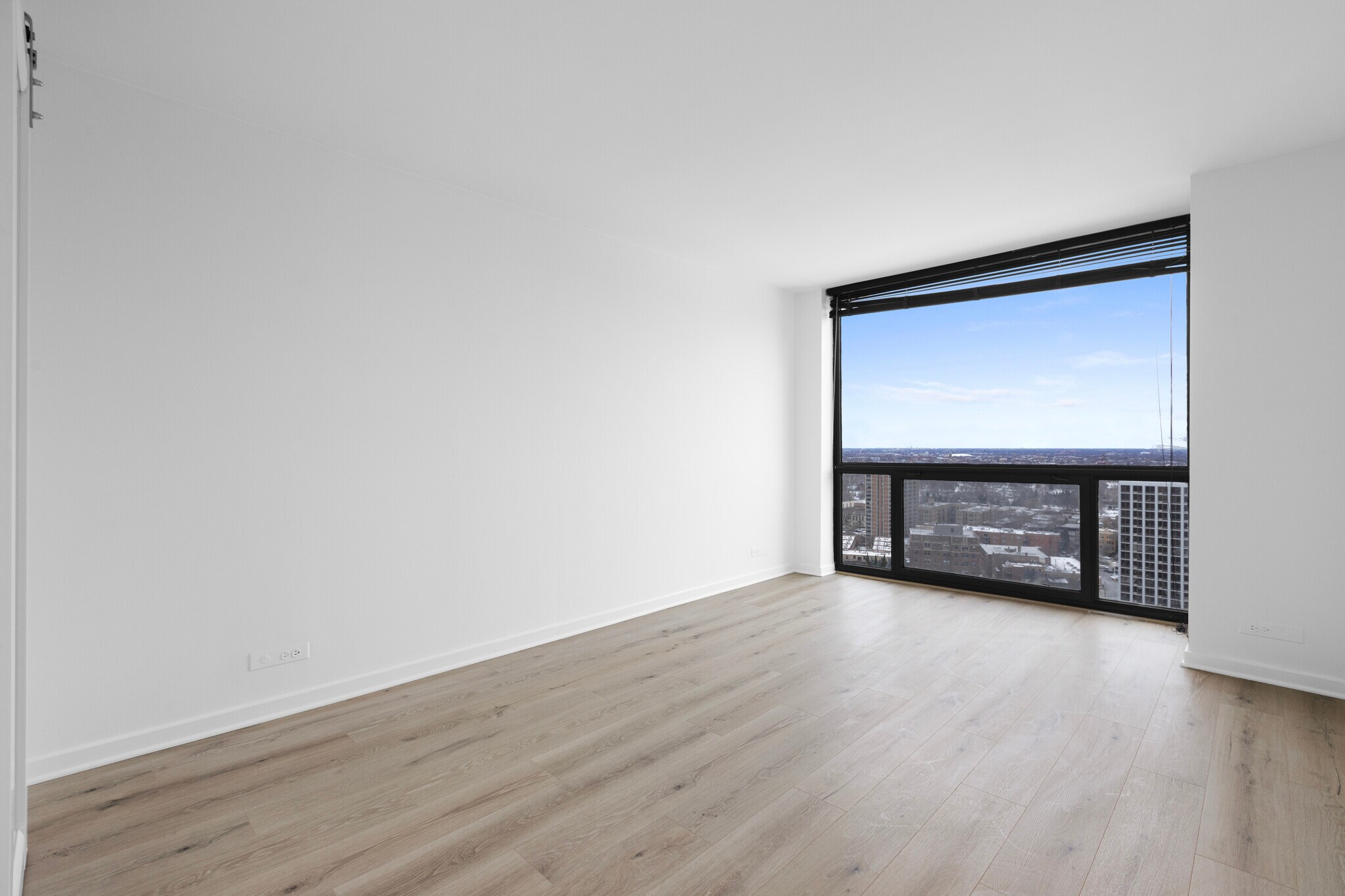 Building Photo - 4343 N Clarendon Ave