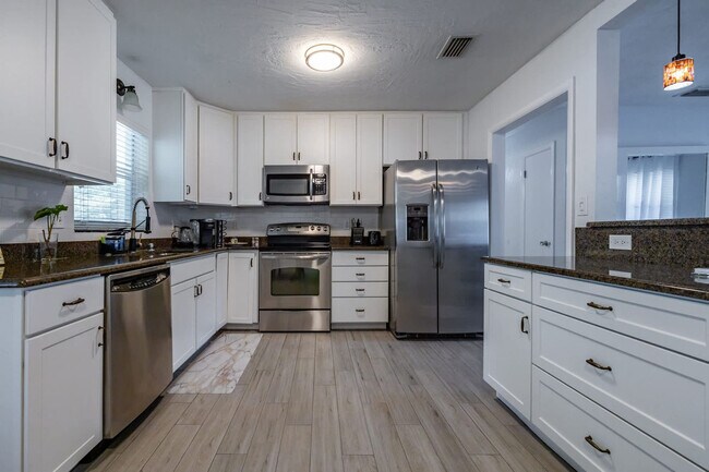 Building Photo - 208 Woodbine Ave